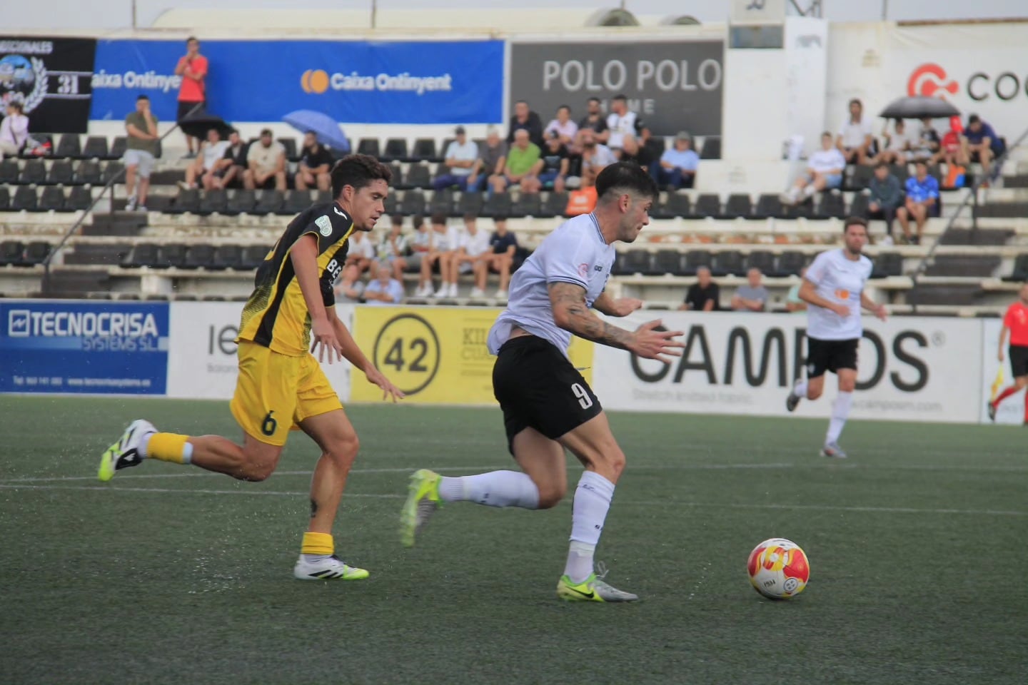 Con el balón en los pies, Iván Albert lideró varias de las llegadas del Ontinyent en la segunda mitad