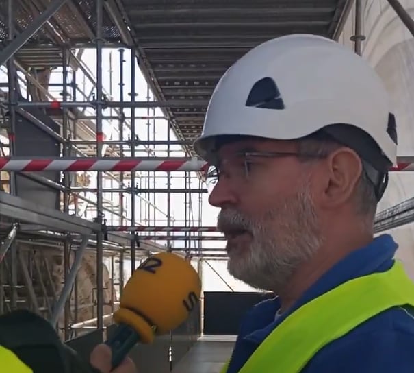 El restaurador y jefe de restauradores, Pablo Molina, en un momento del especial Hoy por hoy Murcia desde la fachada de la catedral.