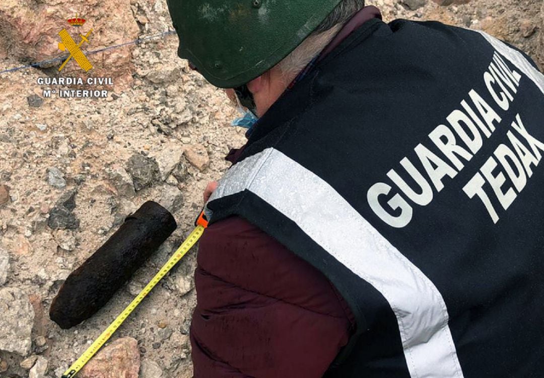 Agente del grupo de Técnicos Especialistas en Desactivación de Explosivos (TEDAX) de la Guardia Civil de Cantabria, comprobando el artefacto encontrado en Limpias