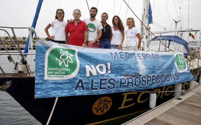 Ecologistes en Acció y la Asociación BIOagradables posan a bordo del velero Diosa Maat, fondeado en el puerto de Valencia, donde han presentado la campaña que realizan para limpiar las playas y fondos marinos del Mediterráneo de basuras de todo tipo, como