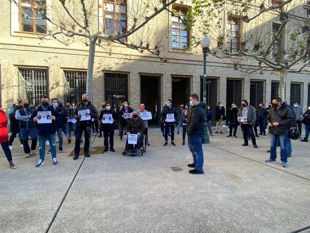 Protesta del sector de ocio nocturno ante la sede del Gobierno de Aragón en Zaragoza 