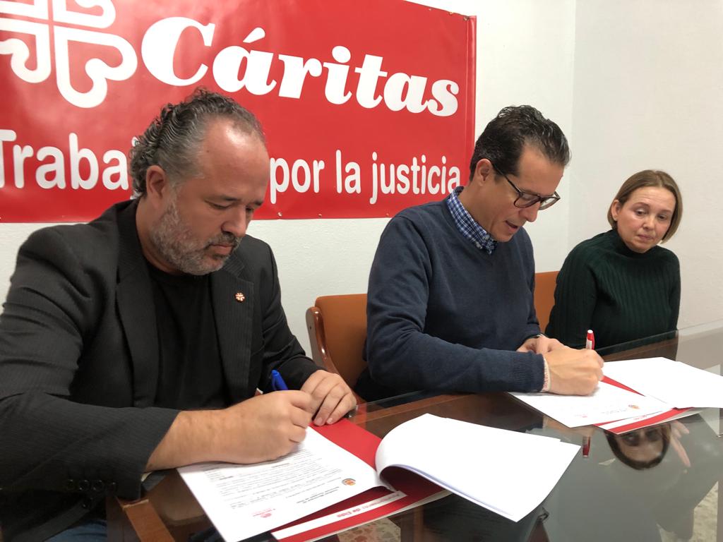 Alfaro firma el convenio con Cáritas Elda