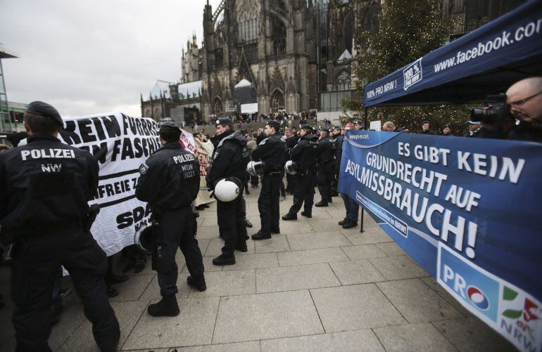 Varios policías patrullan cerca de la estación central de tren de Colonia, Alemania, el 6 de enero del 2016.