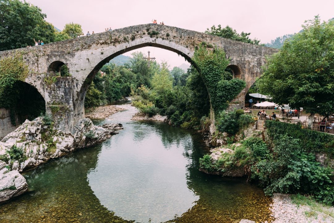 Puente romano de Cangas de Onís, uno de los municipios que verá levantadas las restricciones.