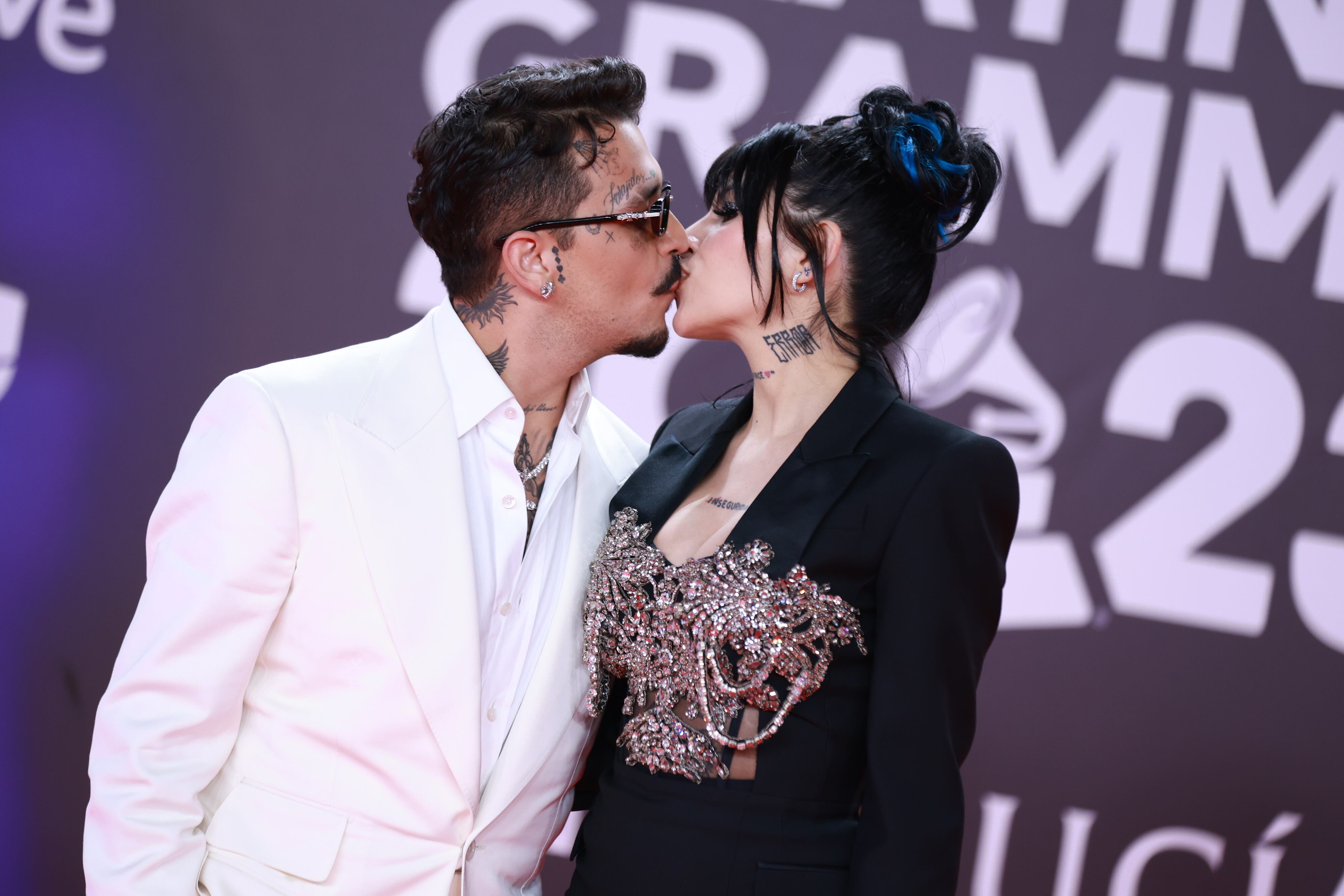 Christian Nodal y Cazzu en la alfombra roja de los Premios Grammy Latinos. (Photo by Patricia J. Garcinuno/WireImage)