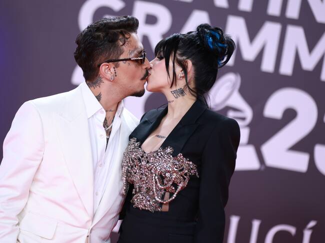 Christian Nodal y Cazzu en la alfombra roja de los Premios Grammy Latinos. (Photo by Patricia J. Garcinuno/WireImage)