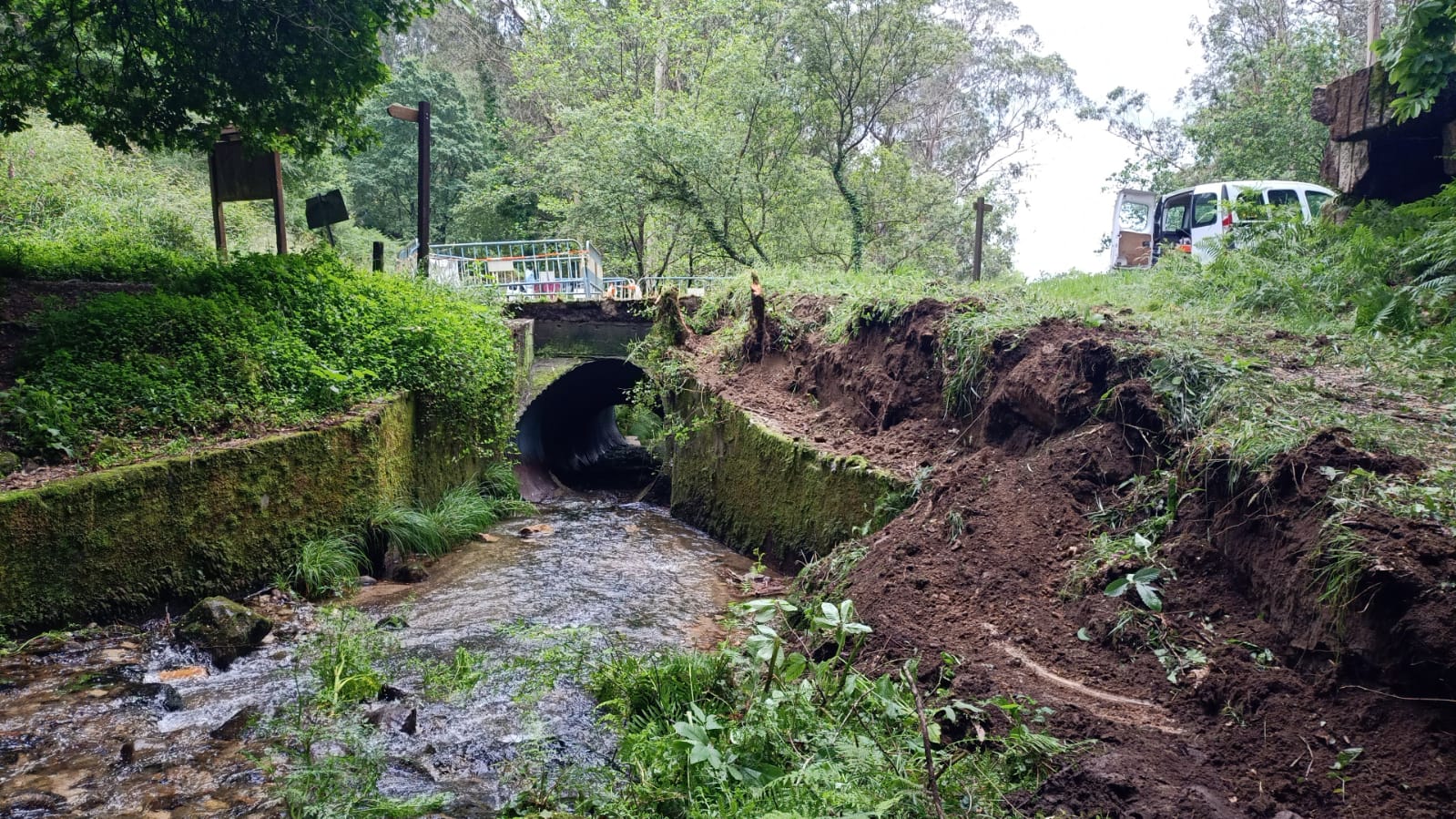 Puente sobre el río Cotarel en Tui que lleva cortado desde hace más de un año y que se va a rehabilitar en los próximos tres meses