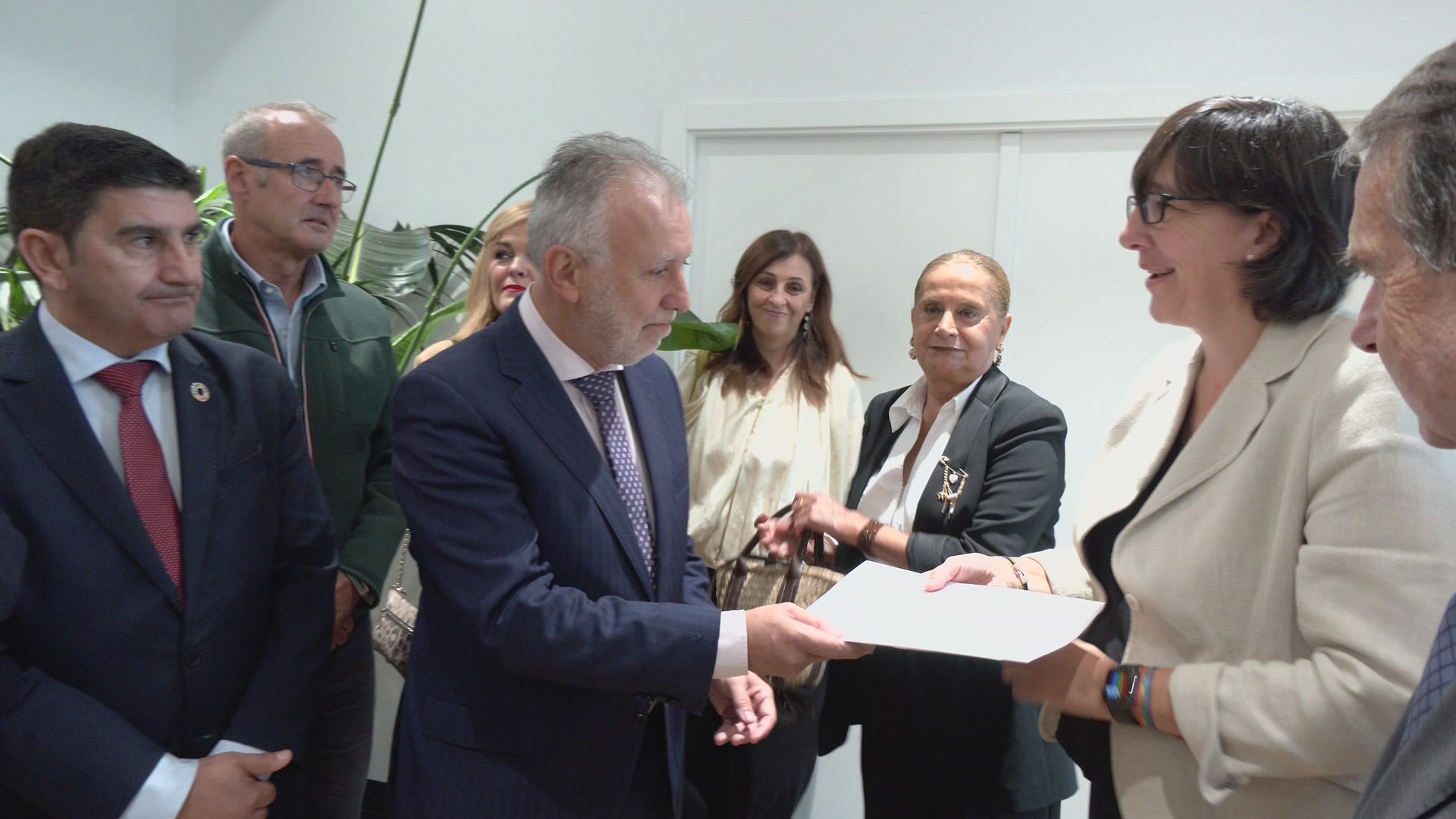 El ministro de Memoria Democrática, Ángel Víctor Torres, en el homenaje a Eva García de la Torre, con su viuda