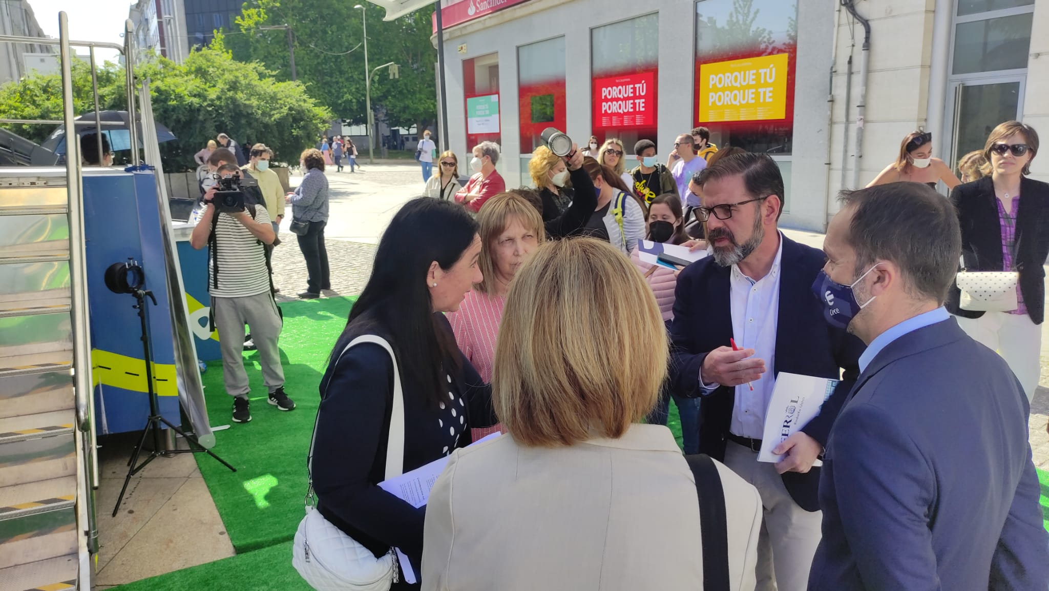 El alcalde, Ángel Mato, ha visitado el autobús