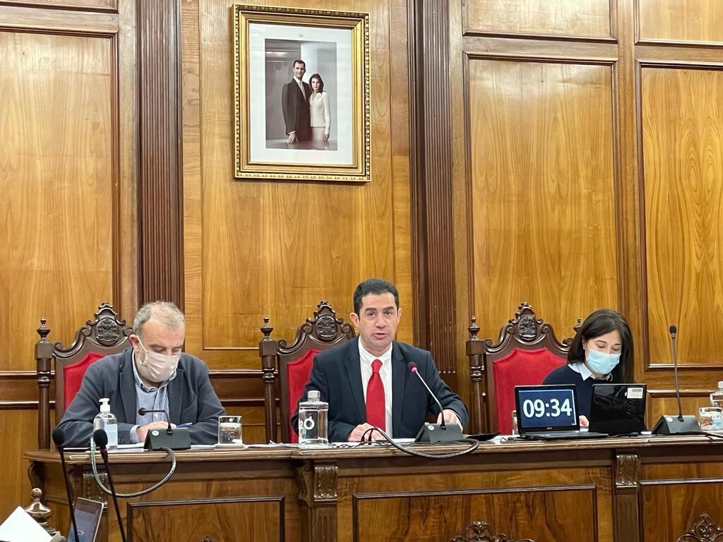 Antonio Francés, alcalde de Alcoy, al centro de la imagen en el pleno de este viernes.