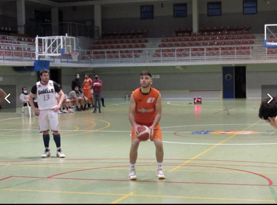 Álex Terrades en un tiro libre con el Nou Bàsquet Torrent