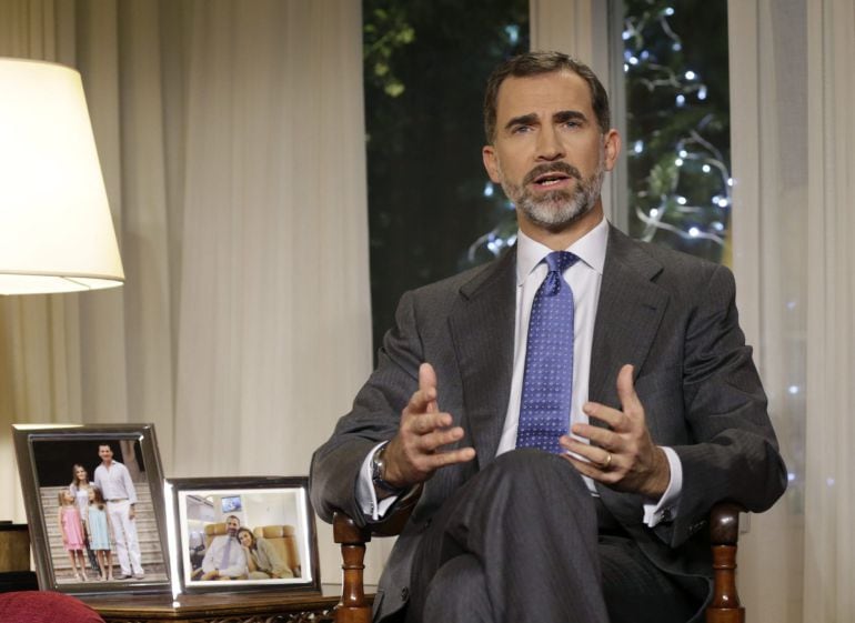 *EMBARGADA HASTA LAS 21:00H* GRA100. MADRID, 24/12/2014.- El rey Felipe VI comparece ante los españoles desde el Palacio de La Zarzuela con el pimer mensaje televisado de Navidad de su reinado, en el que traslada a los ciudadanos sus compromisos y preocup