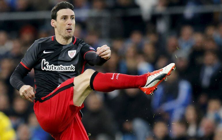 Aduriz, en el momento de hacer el gol de la jornada