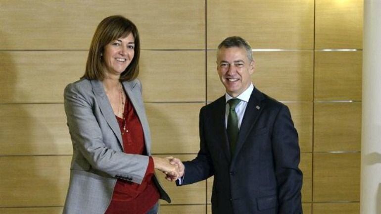 Idoia Mendia e Iñigo Urkullu se estrechan la mano en la antesala del acuerdo presupuestario