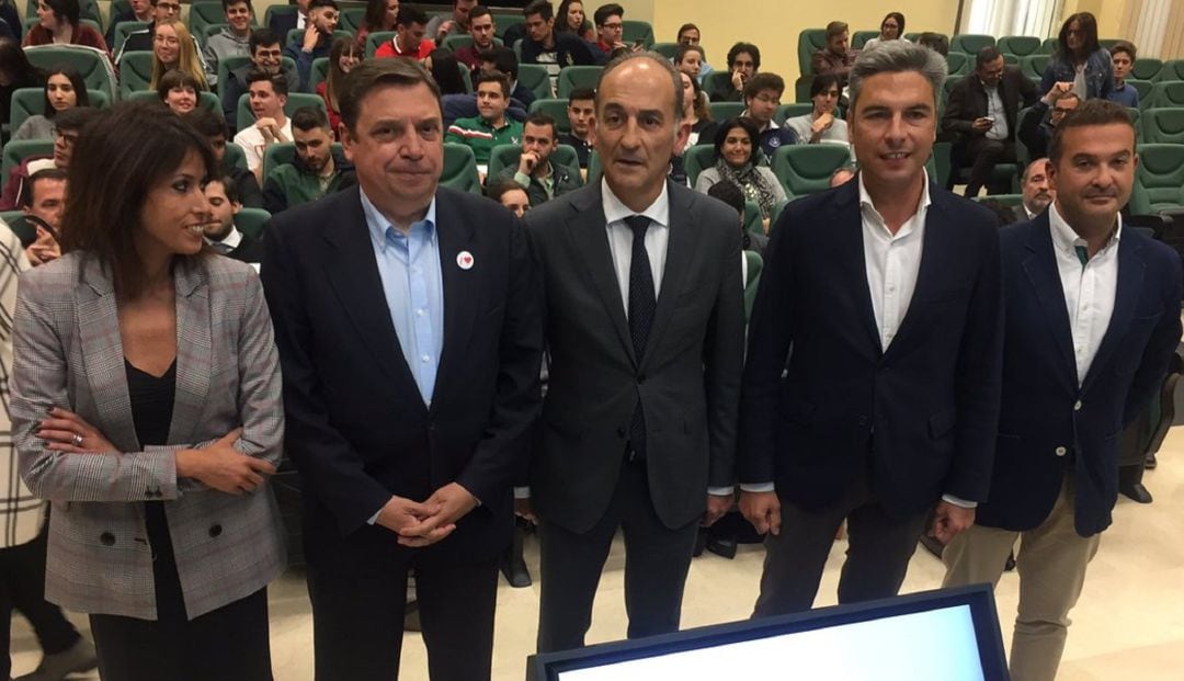 Martina Velarde, Luis Planas,Andrés Lorite y Marcial Gómez, con el rector de la Universidad Loyola, Gabriel Pérez Alcalá 