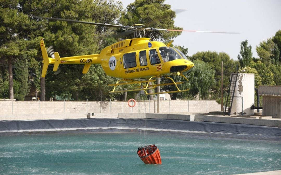 Carga de agua de uno de los helicópteros del Gobierno de Aragón en el incendio de la Sierra de Alcubierre