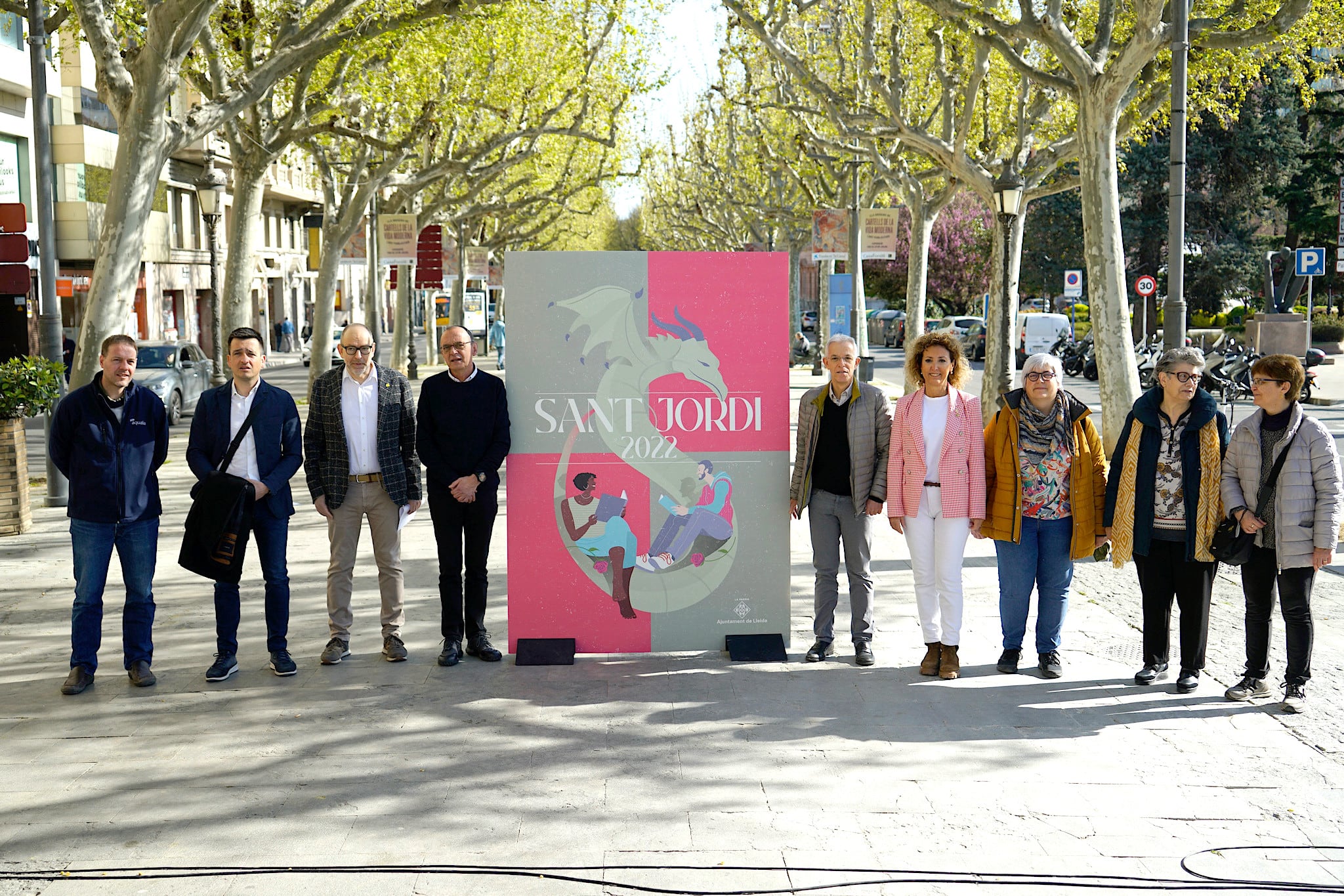 Membres de la Paeria, llibreters, floristes, editors en la presentació de Sant Jordi 2022 a Lleida.