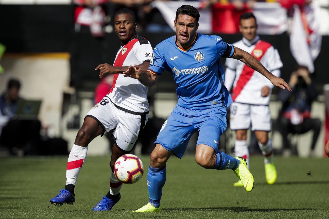 El azulón Molina (d) y el rayista Sergio Akieme durante el encuentro de la primera vuelta en Vallecas.