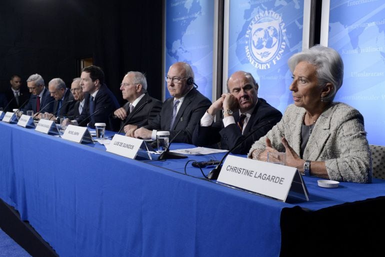 La directora gerente del FMI, Christina Lagarde (d); el ministro español de Economía, Luis de Guindos (2d); el ministro francés de Finanzas, Michel Sapin (3d); el ministro alemán de Finanzas, Wolfgang Schaeuble (c); el canciller británico del Tesoro Públi