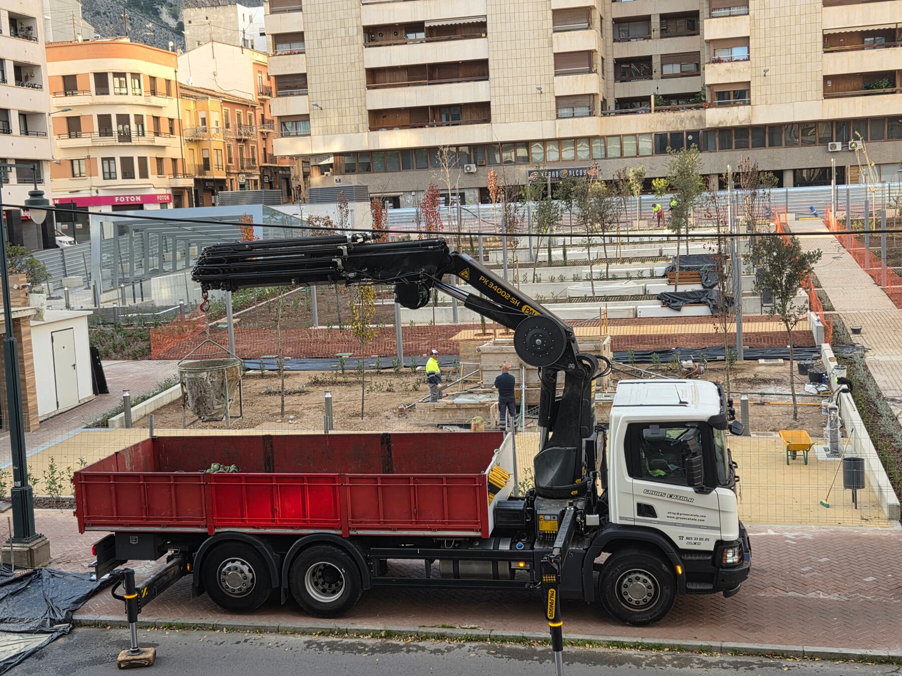 Un instante de la colocación del cemento que  formará la peana donde se instalará la figura de San Jorge
