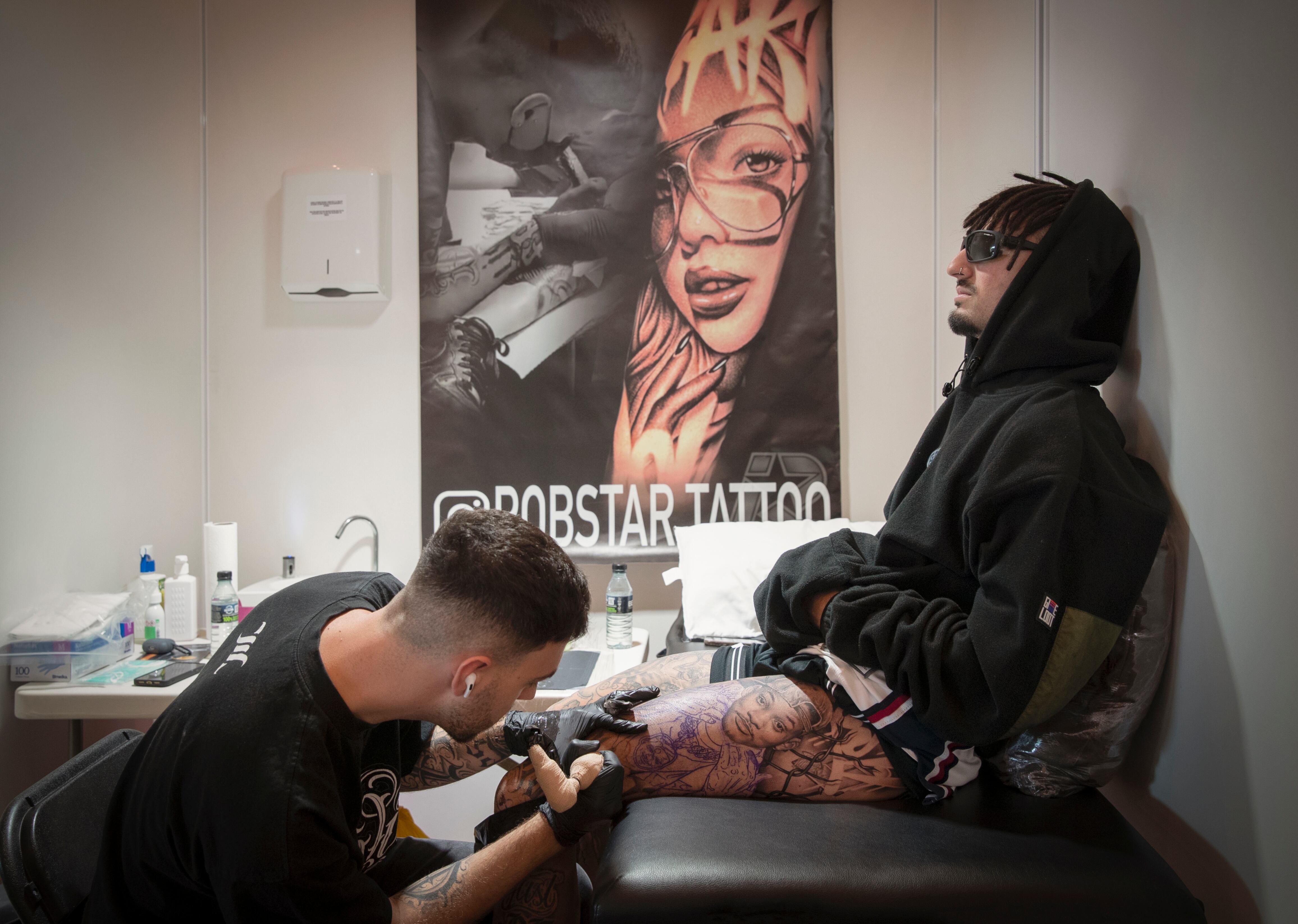 Una persona se hace un tatuaje en un estudio.