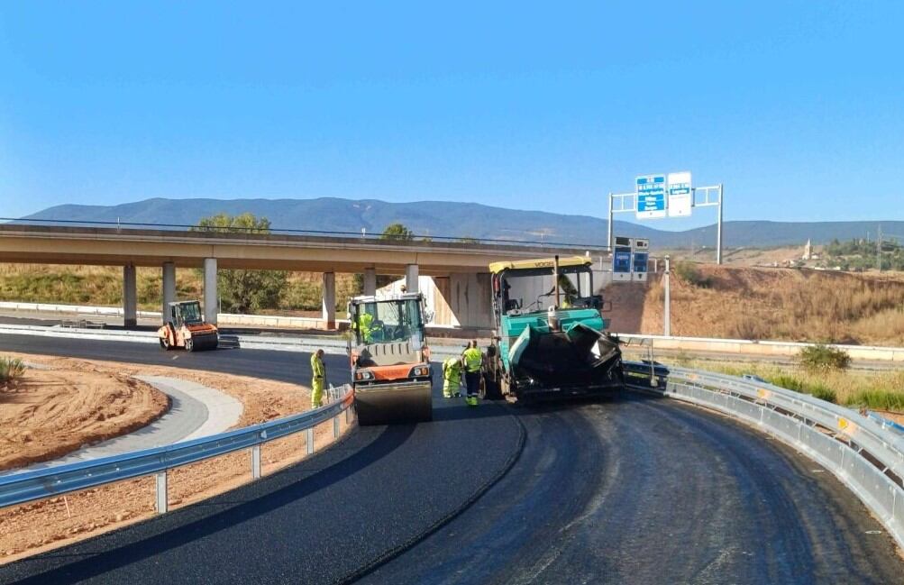 Avance en las obras de la ronda sur de Logroño en el entorno de Navarrete con el asfaltado de la calzada.