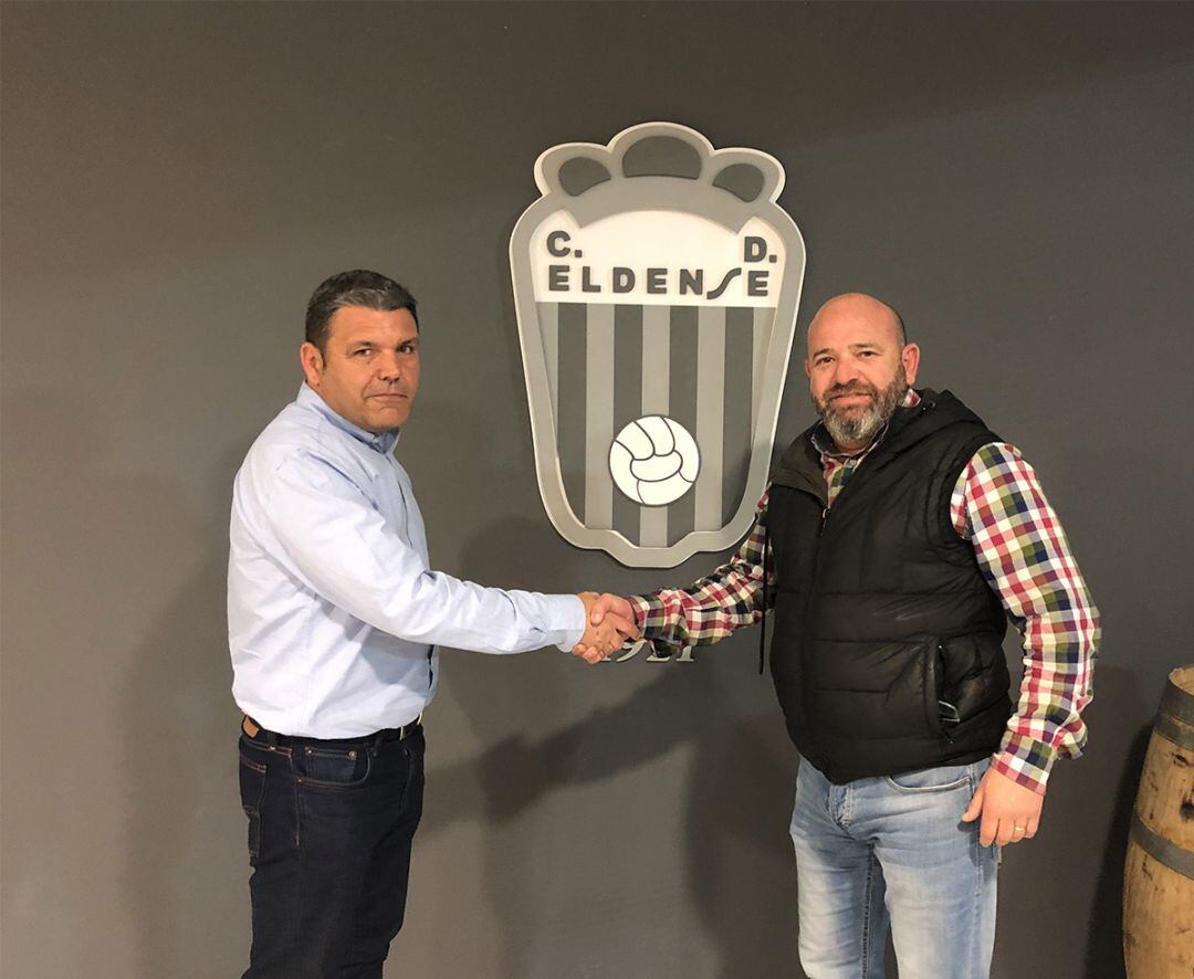 Fran Onrubia con el presidente del Eldense, David Aguilar (D)