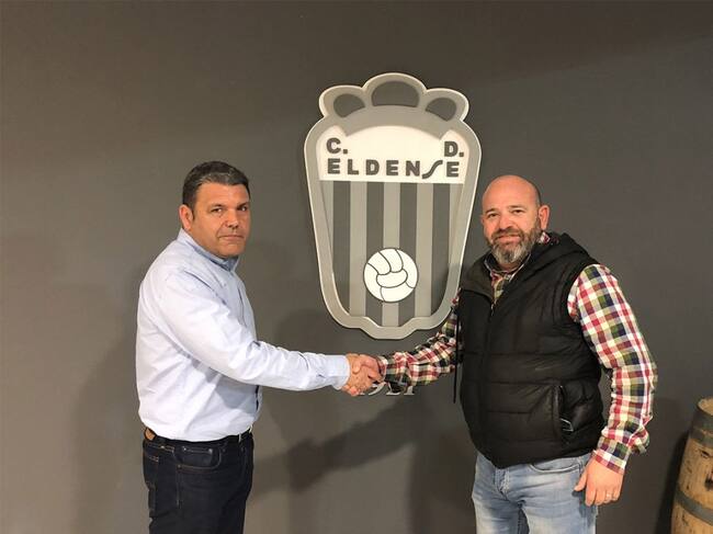Fran Onrubia con el presidente del Eldense, David Aguilar (D)
