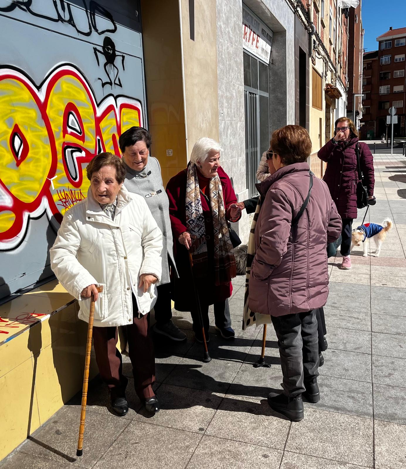 Un grupo de mujeres del barrio de Madre de Dios en Logroño pide más bancos en la zona.