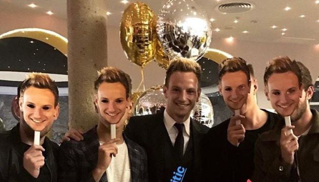 Varios jugadores del Barça rodean a Rakitic con unas caretas del croata en su fiesta de cumpleaños