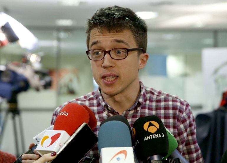 El portavoz de Podemos en el Congreso, Íñigo Errejón, hace declaraciones a los medios