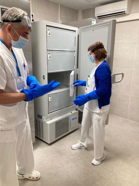 Imagen del congelador donde se almacenan las vacunas