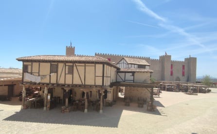 Rincón gastronómico de Puy Du Fou España, en Toledo. Al fondo, la fortaleza que acoge el espectáculo dedicado al Cid