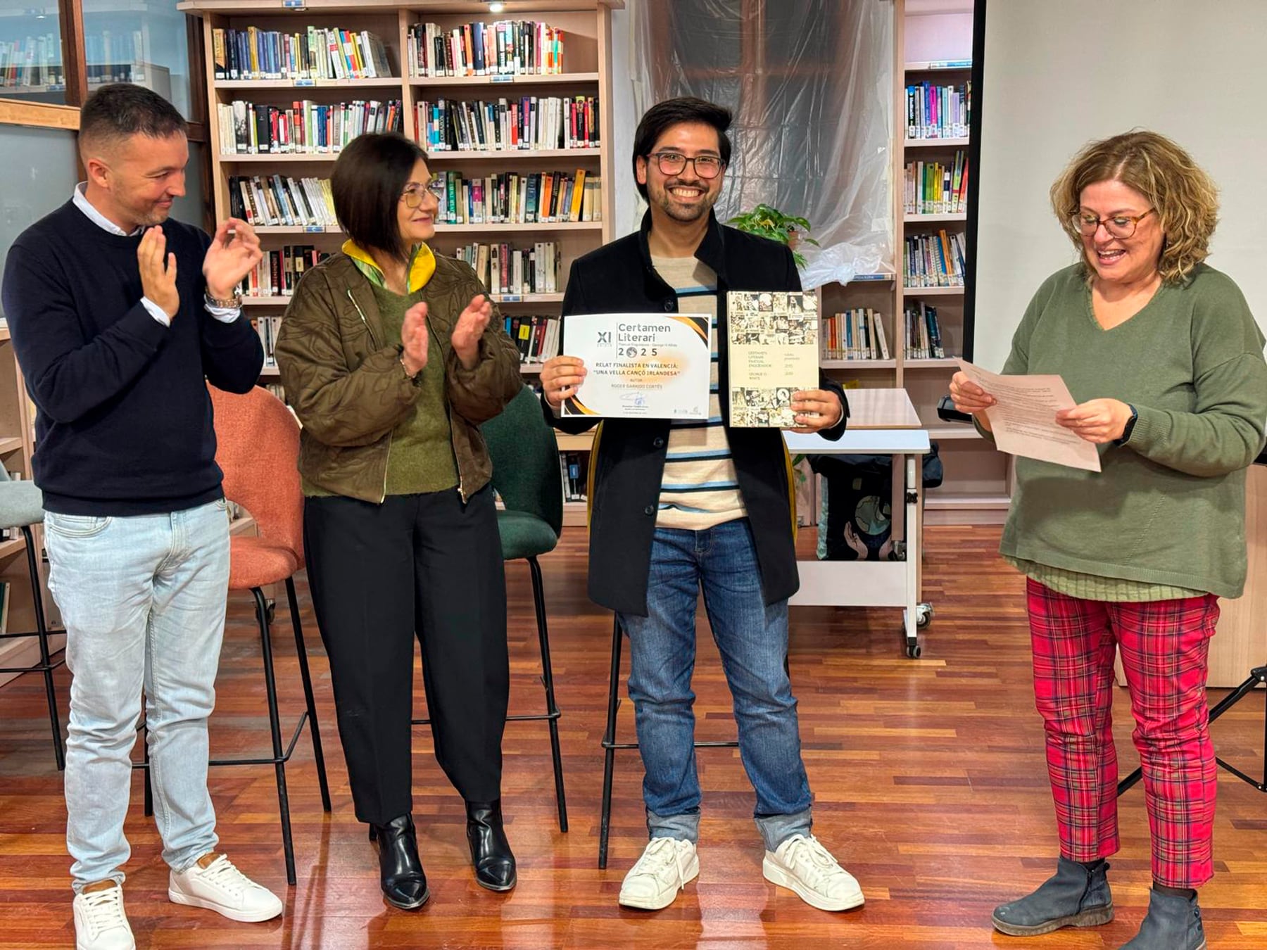 Roger Garrido amb el reconeixement de finalista del certamen de relats breus de Llíria