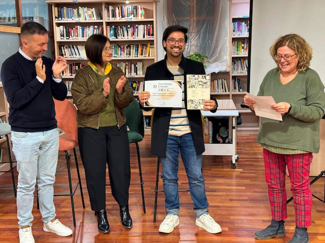 Roger Garrido amb el reconeixement de finalista del certamen de relats breus de Llíria