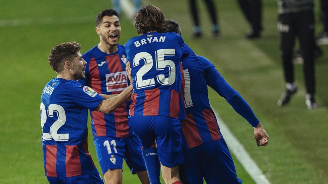 Pozo, Soares y Bryan celebran con Kike un gol de éste | SD Eibar