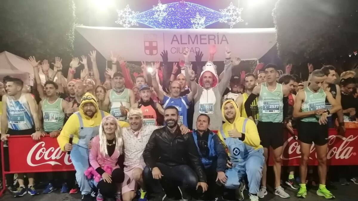 La XII San Silvestre llena Almería de deporte, diversión y juguetes