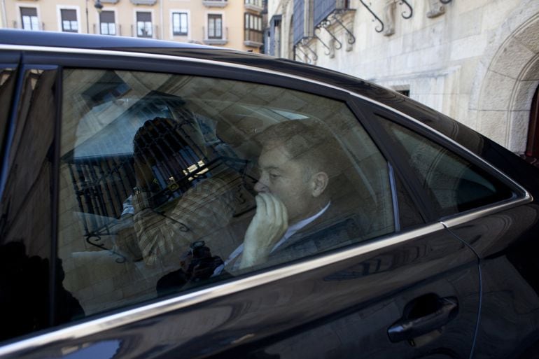 27.10.14 LEON El presidente de la Diputación de León, Marcos Martinez, a su salida del edificio en un coche acompañado por miembros de la Guardia Civil, tras haber sido detenido hoy, 27 de Octubre de 2014, durante una operación anticorrupción.// Foto: And