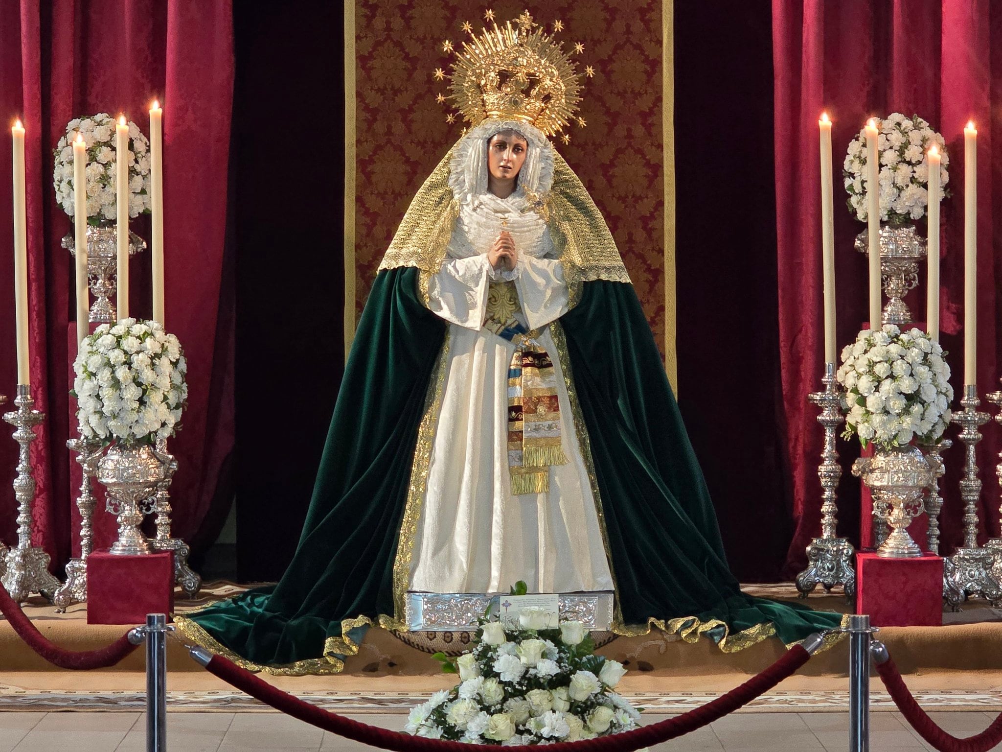 Besamanos de la Virgen de la Esperanza en su Soledad en 2025