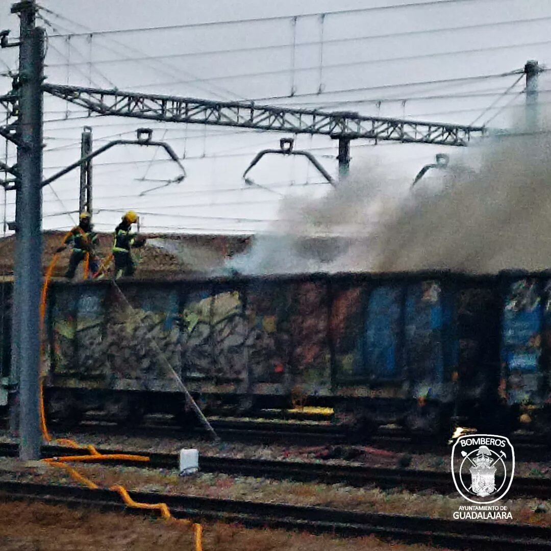 Bomberos de Guadalajara en la extinción del incendio en el vagón/Foto bomberos GU