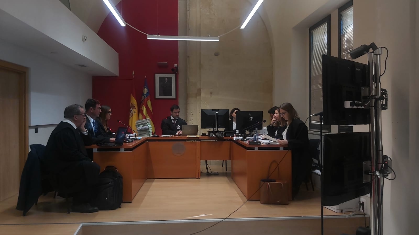 El juez y los letrados de las partes antes del inicio del juicio por responsabilidad civil por el fallecimiento de 15 residentes y 3 afectados con secuelas en la pandemia del coronavirus.