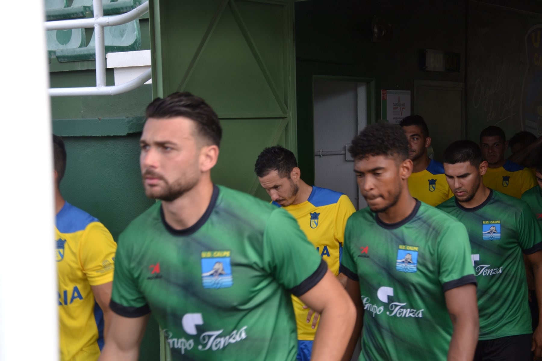 Jugadores del Calpe y Dénia saltando al campo.