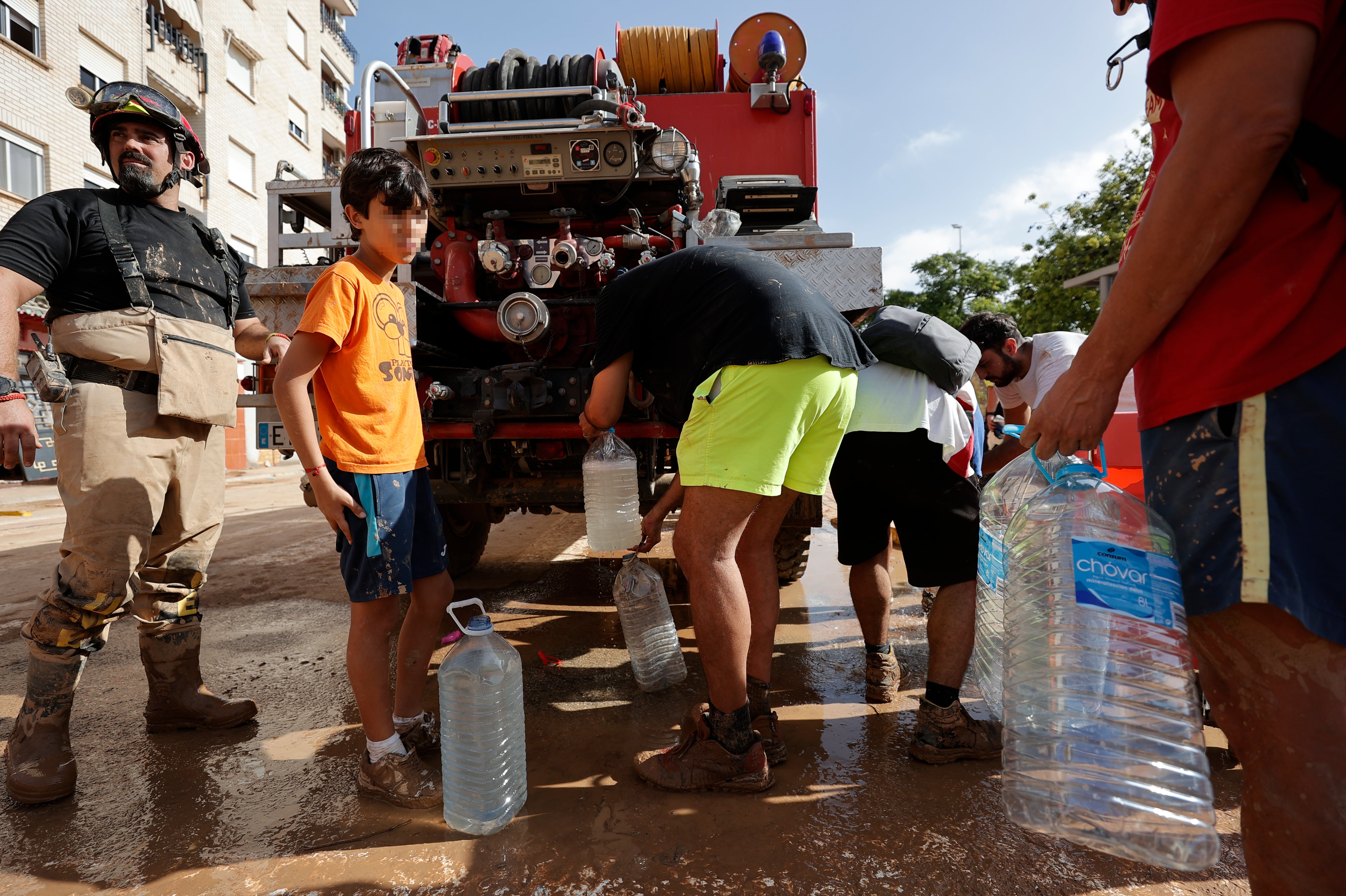 Vecinos de Paiporta recogen agua potable de un camión de la UME, este jueves