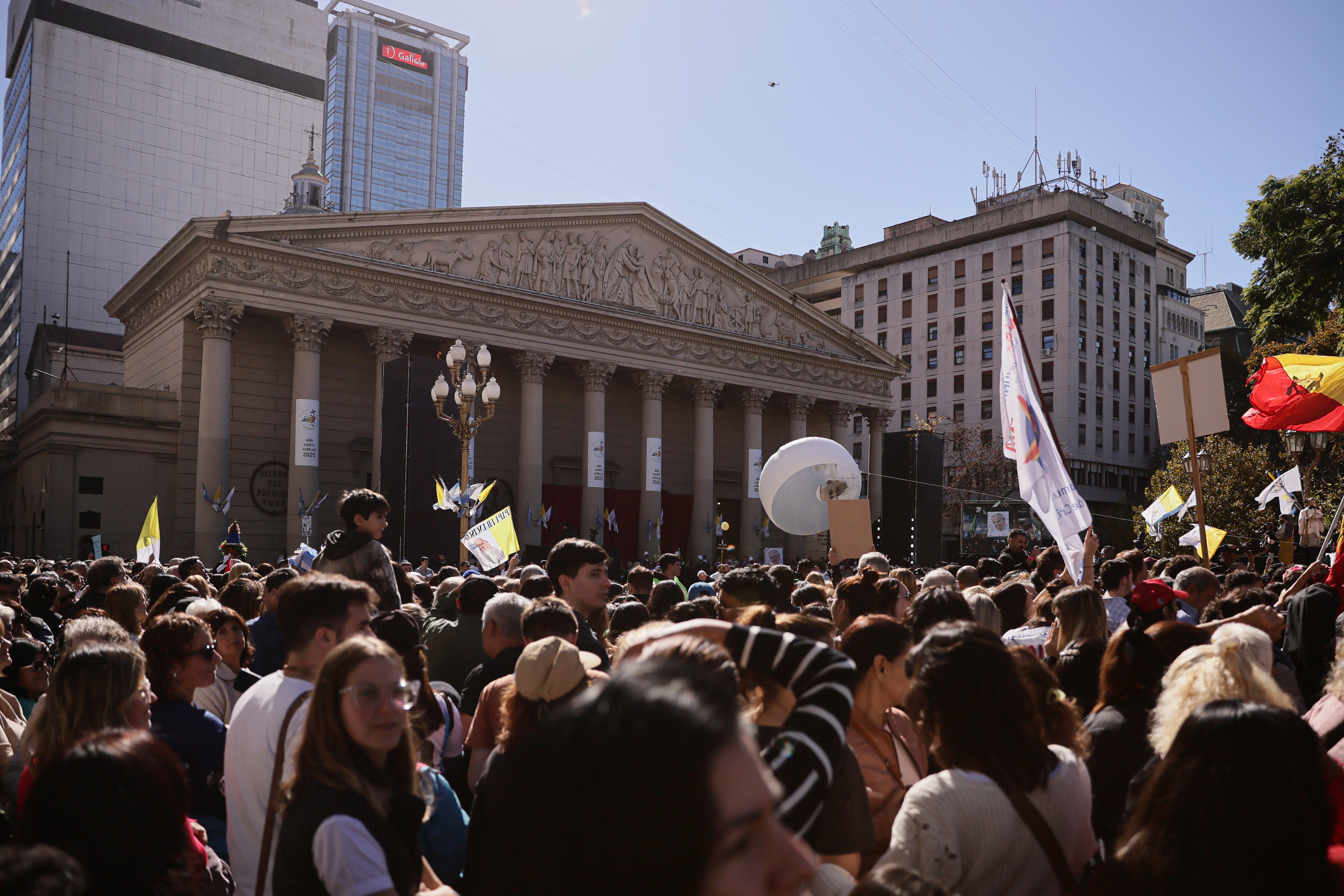 Personas participan en una caravana en honor al papa Francisco este sábado, al rededor de la Plaza de Mayo en Buenos Aires (Argentina).EFE/ Stringer