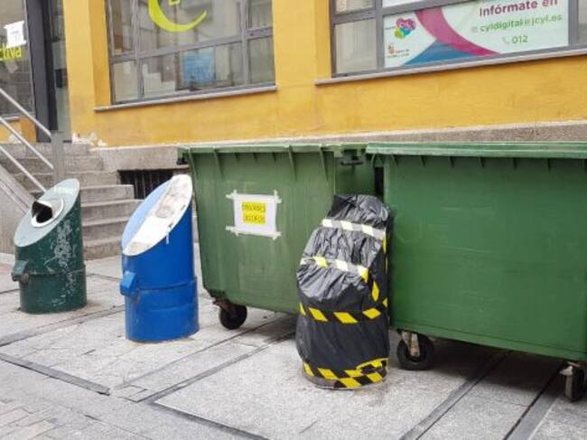 Contendores precintados junto al Mercado de Abastos de Ávila