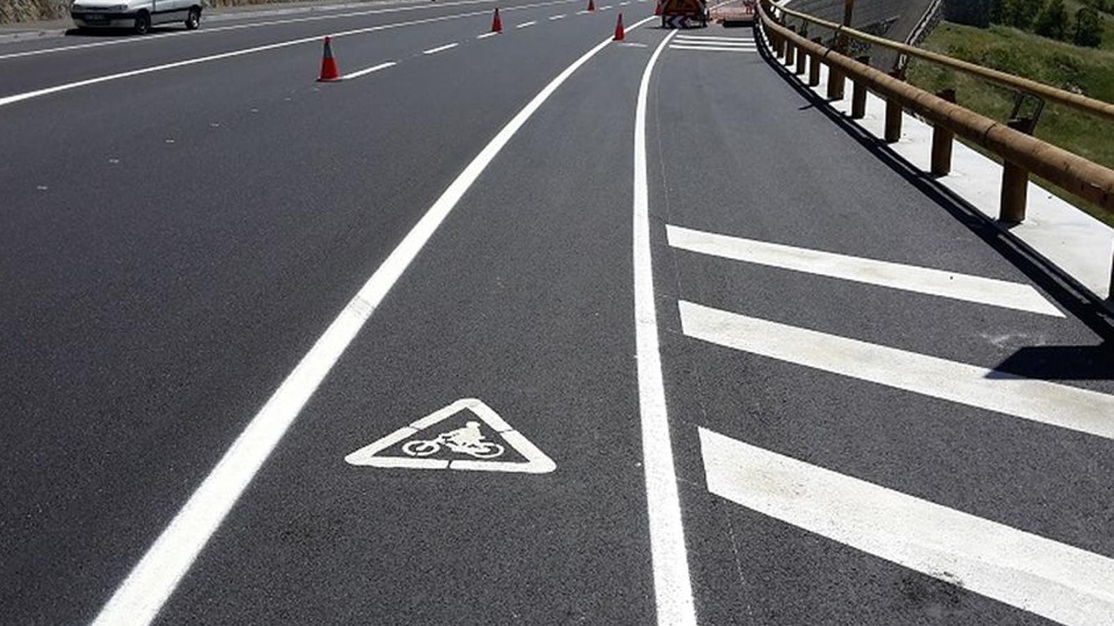 Un tram de carril bici a la xarxa viària andorrana. El comú de Sant Julià aposta per un de segregat de la carretera general.