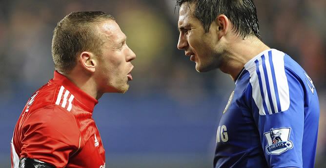 Los jugadores del Liverpool y el Chelsea se encaran en el partido de la Premier en el que los &#039;reds&#039; se han llevado la victoria por 1-2 en Stamford Bridge