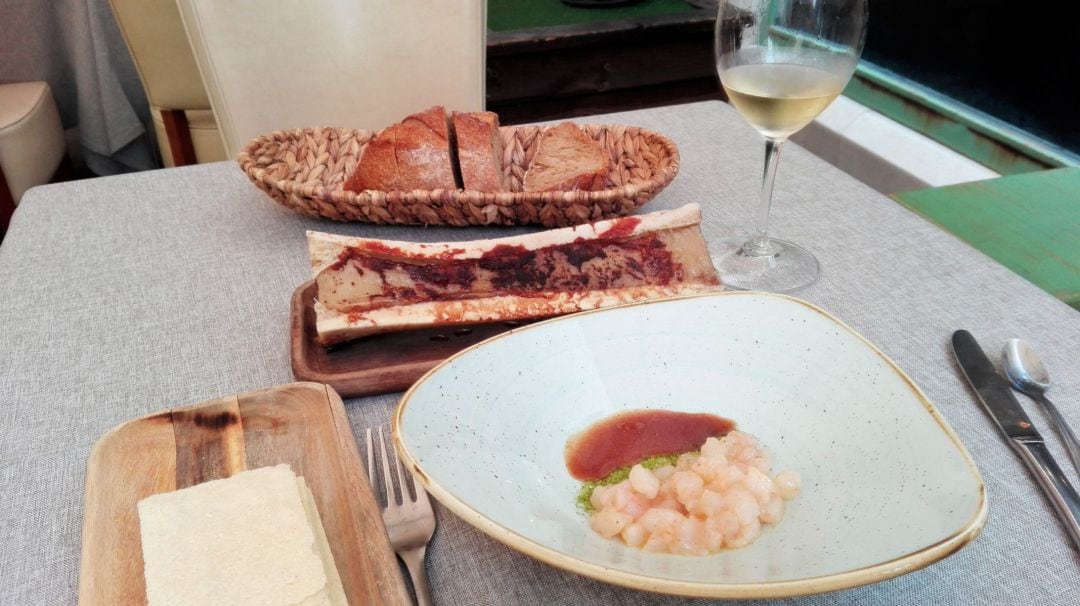 Tartar de gamas y tuétano asado con manzanilla Papirusa y pan de centeno de Gaucín