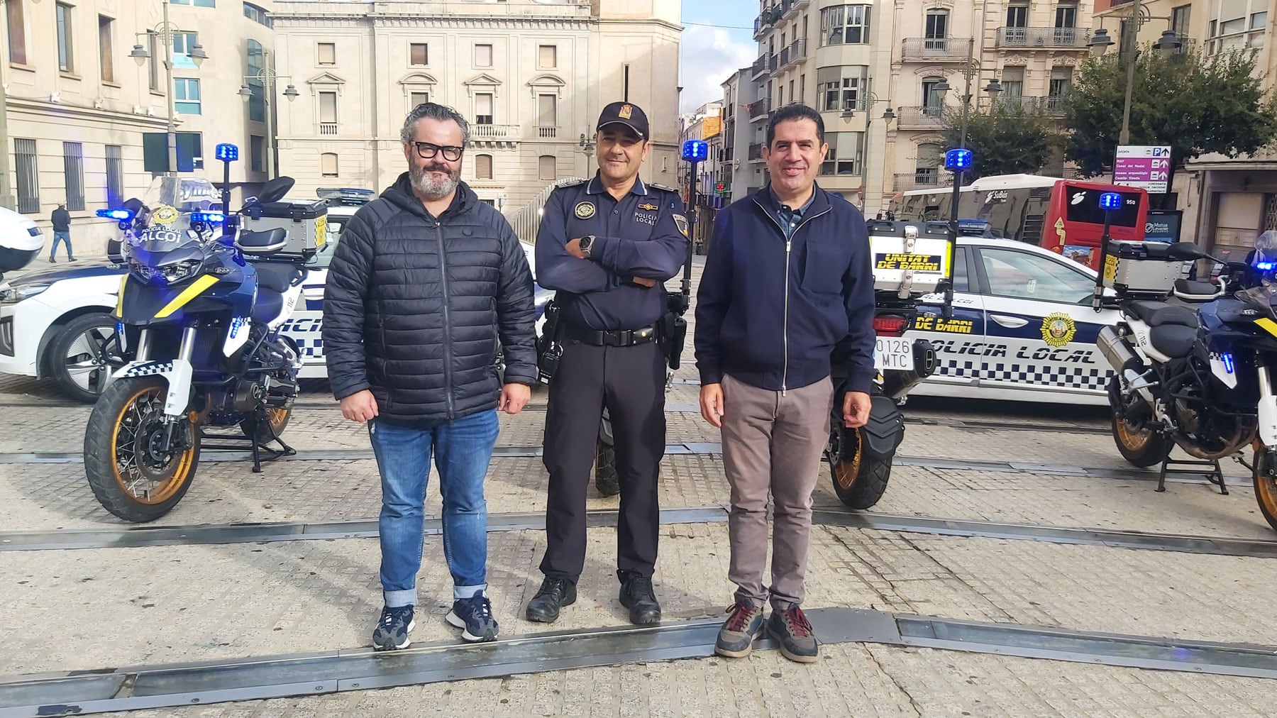 Raül Llopis, Carlos Martín y Toni Francés, ante las motos y los coches recién presentados