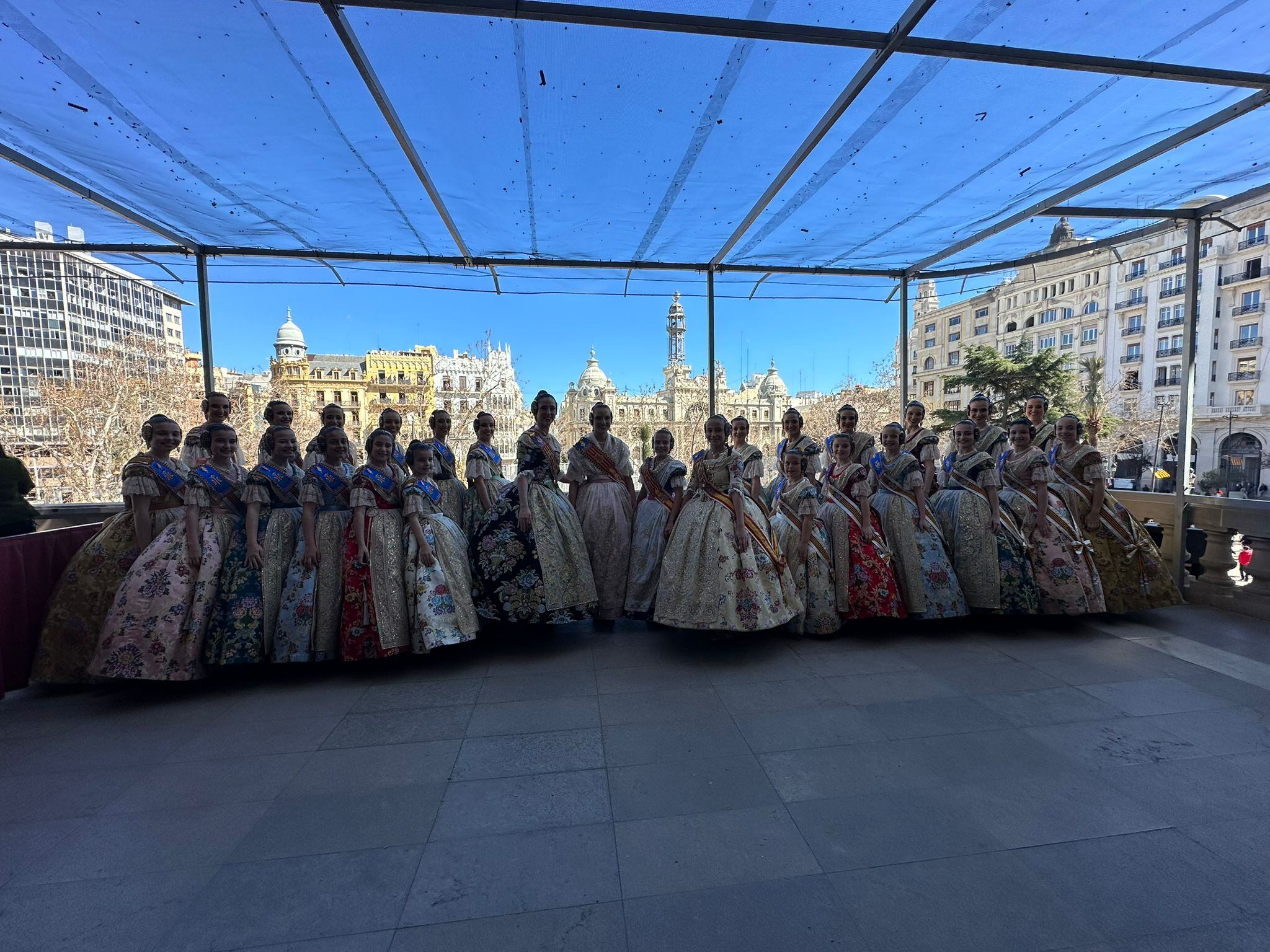 Las falleras mayores de Xàtiva junto a las Falleras Mayores de València y sus respectivas Cortes de Honor